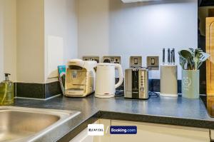 Last-Minute Secure l Sleeps Up to 8 l 2 Bedroom Apt By Capital Retreats Short Lets & Serviced Accommodation London With Balcony, Free WiFi