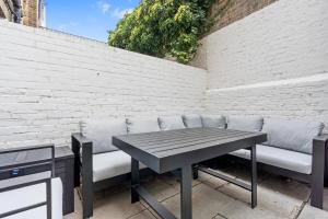 Cozy and Quiet Central 2 minutes walk from Main Street flat w Garden