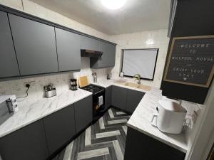 3 BR Home With Football Table in Smethwick, Birmingham