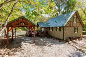 Right on the River, Hot Tub, Pet Friendly, Resort Access