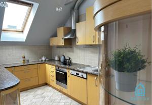 Gallery Room - Charming Place, 15 Minutes to Gdańsk Old Town & 5 Minutes to Seaside