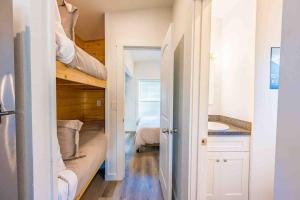 Rainforest Tiny Home Retreat Woodsy