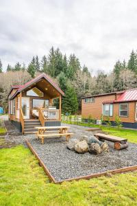 Rainforest Tiny Home Retreat BOHO