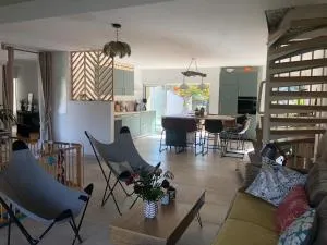 Jolie maison familiale au calme - 卡斯特里