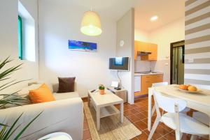 Apartments Nana - Baska