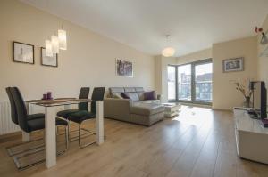 Modern Dom & House Apartments in Gdańsk with Pool and Gym