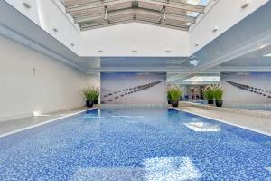 Modern Dom & House Apartments in Gdańsk with Pool and Gym