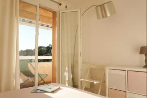 Bright apartment in residence with terrace