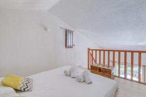 Direct access to the beach residence with swimming pool