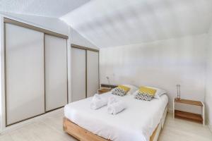 Direct access to the beach residence with swimming pool