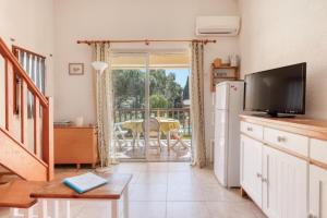 Direct access to the beach residence with swimming pool