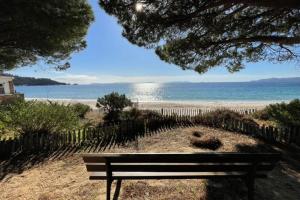 Charming Air-Conditioned One-Bedroom 150m from Cavalière Beach