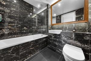 18th Floor Luxury 2 Bedroom, 2 Bathroom Sky View with Rooftop Access & Gym! Unbeatable Experience & Extreme Value!