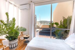 Superb apartment on the port of Favière