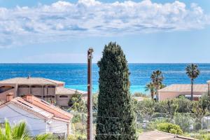 T3 duplex 18m2 terrace with sea view close to the beach