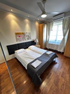 SILENT Main Market Square with AC