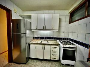 BEIRA MAR 2 Quartos com Ar e Cozinha Completa