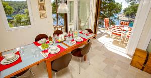 Beach Front Villa, Garden, Quiet Bay, Boat Mooring - Villa Bleu Mer