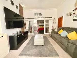 Victoria House - Self Catering Quiet Guesthouse - Adult Singles and Couples Only - 波尔顿乐法尔德