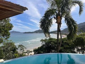 Refúgio confortável com piscina de borda infinita e vista incrível da Praia Grande
