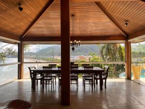 Refúgio confortável com piscina de borda infinita e vista incrível da Praia Grande