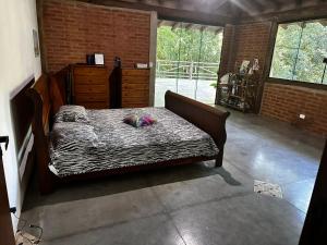 Linda casa com cachoeira privativa, próximo a praia e para até 20 pessoas