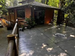 Linda casa com cachoeira privativa, próximo a praia e para até 20 pessoas