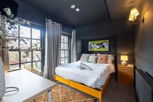 GuestReady - Rose and Monkey