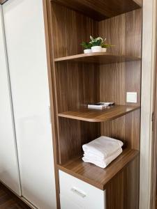 BEN HOMESTAY - Masteri B Vinsmart, căn hộ view hồ và thành phố thoáng