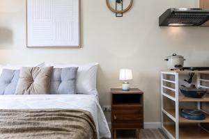 Furnished Studio in Cebu IT Park with WiFi, Netflix and Pool Access