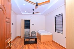 Swagan Home Stays Air Conditioned Deluxe ONE BED ROOM Studio Apartment