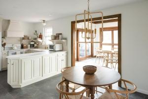 Wooded Cottage in Elizabethtown with hot tub and sauna