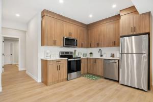 2 Bedroom Spacious & Private Guest Suite - King Size Bed TV in Room, 58" Smart TV in Living Room, In-suite Laundry, Private Entrance & More