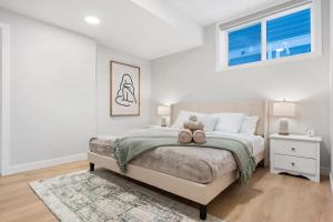 2 Bedroom Spacious & Private Guest Suite - King Size Bed TV in Room, 58" Smart TV in Living Room, In-suite Laundry, Private Entrance & More