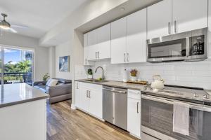 Sunny 1BR Unit With Free Parking Prime Location