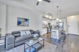Sunny 1BR Unit With Free Parking Prime Location