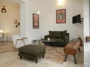 La Maison Aux Fleurs by La Boîte En Plus - Courteuil