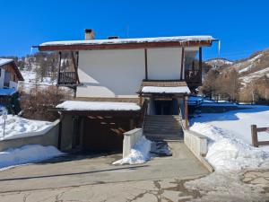 Two-Bedroom Apartment with Mountain View