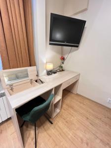 Budapest Central Cozy Studio w Working Space and WiFi