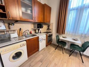 Budapest Central Cozy Studio w Working Space and WiFi