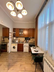 Budapest Central Cozy Studio w Working Space and WiFi