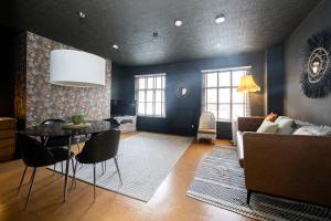 GuestReady - Rose and Monkey