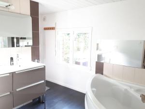 Maisons de vacances Maison au calme sur grand terrain avec piscine : photos des chambres