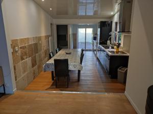 Maisons de vacances Maison au calme sur grand terrain avec piscine : photos des chambres