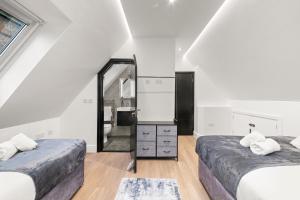 Modern 4 Bed 4 Bath Home in Reading Perfect for Business and Contractors with Free Parking