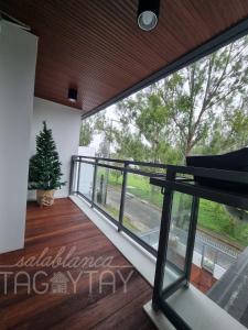 Salablanca Brand New Jacuzzi Heated Pool PS5 VR Cinema Fully AC Indoors Smart TVs with Netflix Disney Plus Large Balcony