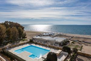 Emerald Wave - House on the beach with pool img1
