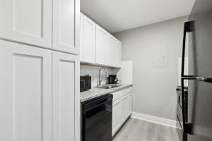 Brentwood C4 I Cozy & Comfy I 2Bd I Free Parking