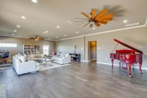 Farmhouse with RV Parking Close to Lake Ray Roberts - Sanger