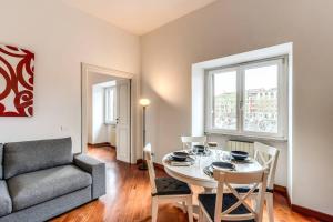 Splendid flat on the Tiber river